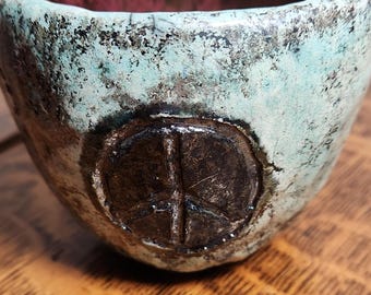 Studioaardewerk gemaakt in een traditionele Japanse knijppot in raku-stijl. Rustieke wabi-sabi-esthetiek.