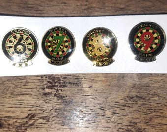 Spille da bavero/da cappello smaltate vintage da gioco delle freccette, modello Cricket Mark 6, 7, 8 e 9