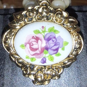 ビクトリア朝のローズペンダント（フェイクパールストランド付き）エイボン