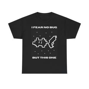 Könnte beinhalten: Schwarzes T-Shirt mit weißem Grafikdesign. Das Design zeigt eine Pistole und einen Computer-Bug, mit dem Text "I FEAR NO BUG BUT THIS ONE".