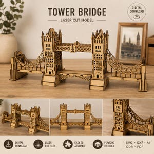 Könnte beinhalten: Ein lasergeschnittenes Modell der Tower Bridge aus hellbraunem Holz. Die Struktur besteht aus zwei hohen Türmen, die durch einen Steg verbunden sind, mit komplexen Gitterdetails an den Hängekabeln. Text: TOWER BRIDGE LASER CUT MODEL.