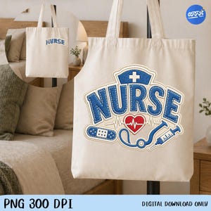 Op de afbeelding: Een beige draagtas met een blauw en wit geborduurd ontwerp met de tekst "NURSE". Het ontwerp bevat een verpleegstershoed, een hart, een pleister en een stethoscoop. De tas heeft twee handvatten.