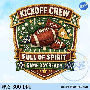 Puede incluir: Un parche bordado en forma de escudo con un balón de fútbol americano, postes de meta y banderines sobre un campo verde. El texto dice KICKOFF CREW, FULL OF SPIRIT y GAME DAY READY. El diseño incluye estrellas amarillas y patrones de cuadros.
