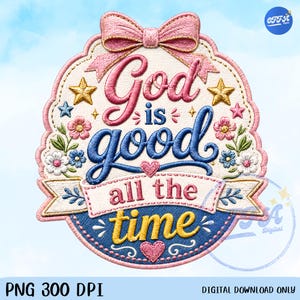 Op de afbeelding: Een digitaal ontwerp in borduurstijl met de tekst God is good all the time in roze, blauwe en gele schrijfletters. Het ontwerp bevat een roze strik aan de bovenkant, gouden sterren, roze en blauwe bloemen en kleine hartjes op een crèmekleurige achtergrond.