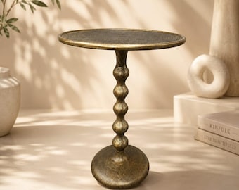 Handgemaakte aluminium bijzettafel, vintage ronde bijzettafel met voetstuk, salontafel van gehamerd metaal, antieke plantenstandaard van messing