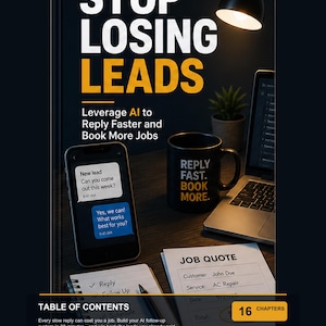 Könnte beinhalten: Ein digitaler Leitfaden mit dem Titel „STOP LOSING LEADS“ und dem Untertitel „Nutzen Sie KI, um schneller zu antworten und mehr Aufträge zu buchen“. Das Bild zeigt ein Smartphone mit einer Textkonversation, eine Tasse mit „REPLY FAST. BOOK MORE.“ und einen Laptop.