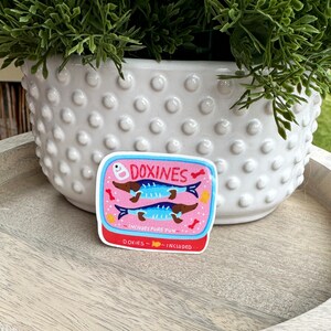 Lustige Dackel Vinyl Aufkleber | 6,5 cm Doxines Design | Dackel Humor | Dackel Geschenk | Doxie Sardinen