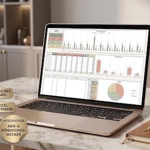 Könnte beinhalten: Ein Laptop mit einem Finanz-Dashboard mit Diagrammen. Der Laptop steht auf einem Marmortisch neben einer Tasse mit Gesichtsdesign, einem Notizbuch und einem Stift. Der Bildschirm zeigt Datenvisualisierungen.