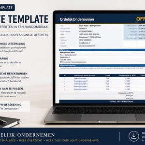 Op de afbeelding: Een laptop met een Excel-sjabloon voor het maken van professionele offertes. Het scherm toont een gedetailleerd offerteformulier met velden voor bedrijfsinformatie, projectdetails en gespecificeerde kosten. Een notitieboek, pen en een zwarte mok liggen op het bureau.