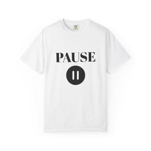 PAUSE button graphic T-Shirt | Minimal pause symbol tee