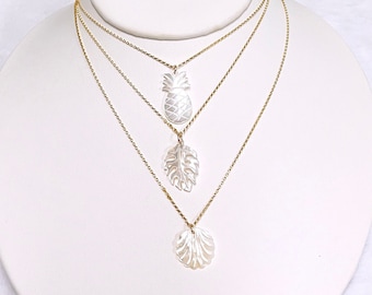 Collier à breloques en nacre : ananas, monstera, coquillage