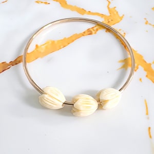 Armreif PAIGE - dreifacher Pikake Perlenarmreif - Pikake Armband - Pikake Perlenschmuck.