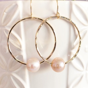Earrings Sirena - pink pearl hoops earrings - pearl hoop earrings - momi earrings (E323)