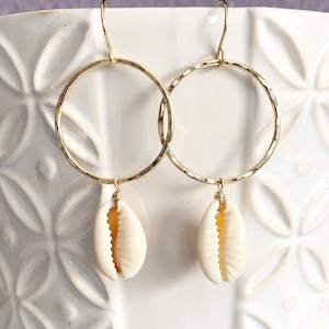 Pendientes LULU - pendientes de concha cauri - aros de concha cauri - pendientes de aro de concha (E557)