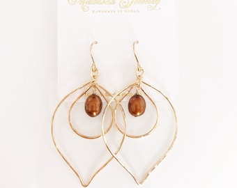 Boucles d'oreilles perles chocolat : créoles lotus faites main