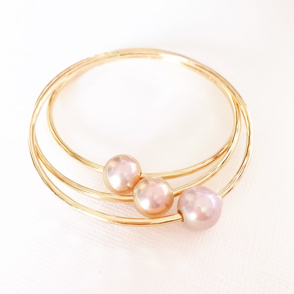 Bangle Mika - Pink Edison pearl bangle - pastel pink pearl - pink pearl bracelet - bridesmaid gift (B252)