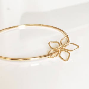 Bangle TIARE - tiare charm bangle - Hawaiian flower bangle - flower charm bangle (B325)