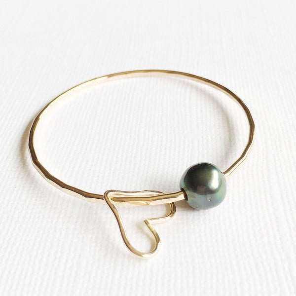 Bangle Lani - baby Tahitian pearl bangle - Keiki pearl bangle - Toddler tahitian pearl bangle - heart charm pearl bangle. (B116)