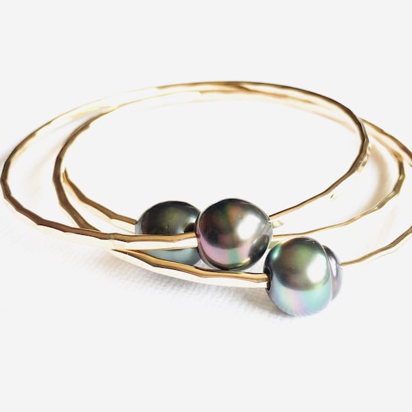 Bangle Leah - Tahitian pearl bangle - Tahitian Pearl bracelet - Tahitian Pearl Bangle - Beach Bangle - Gold filled bangle. (B106)