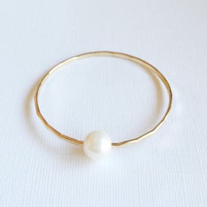 Bangle Mika - White pearl bangle - fresh water pearl bracelet - beach jewelry - june birthstone jewelry - bridesmaid gift. (B114)