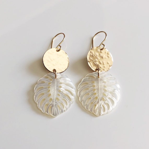ピアス LOVE ME MONSTER Oyster Earrings 5BFM088 Mother of Pearl Monstera Earrings (E548) - Etsy