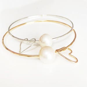 Bangle Aimee - White pearl bangle - heart charm bangle - bridesmaid gift - white pearl bracelet - June birthstone. (B134)