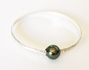 Bangle Alii - heirloom bangle - sterling silver heirloom bangle - tahitian pearl bangle - Hawaiian jewelry (B289)