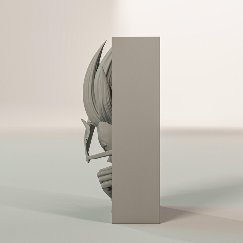 Puede incluir: Escultura gris tridimensional de un personaje con pelo puntiagudo y expresi&oacute;n decidida. La escultura es parcialmente visible, emergiendo de un bloque rectangular, lo que sugiere una obra de arte mural o un objeto decorativo.