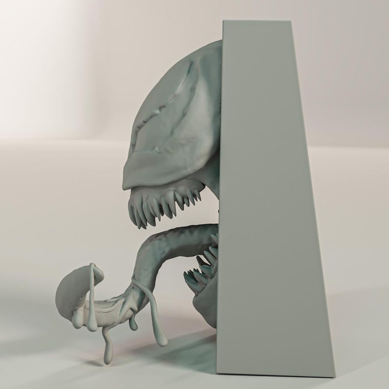 Pu&ograve; includere: Scultura grigia stampata in 3D della testa e della lingua di una creatura, con denti affilati e una superficie strutturata. La scultura &egrave; parzialmente oscurata da una forma rettangolare grigia.