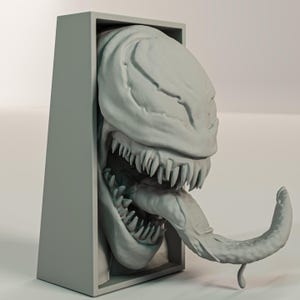 Pu&ograve; includere: Una scultura grigia stampata in 3D di una testa mostruosa che emerge da una cornice rettangolare. La testa presenta denti affilati, una lunga lingua e dettagliati tratti del viso. &Egrave; un'opera d'arte unica.
