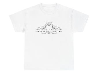 Camiseta Branca de Neve e Cia. com Logo Vintage da Apple | Camiseta Estilo Cottagecore de Conto de Fadas