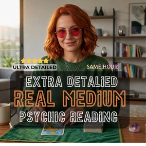 Könnte beinhalten: Eine Frau mit roten Haaren und roter Brille lächelt und hält eine Tarotkarte. Das Bild enthält den Text "EXTRA DETAILED REAL MEDIUM PSYCHIC READING" und "ULTRA DETAILED" und "SAME HOUR". Eine Tasse und ein Kartenspiel liegen auf dem Tisch.