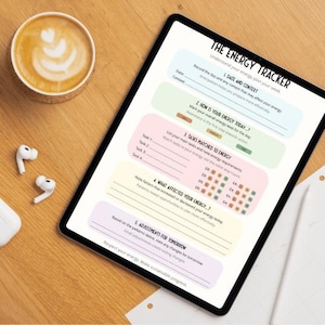 Op de afbeelding: Een digitale tablet toont een document getiteld THE ENERGY TRACKER met vijf secties voor het registreren van dagelijkse energieniveaus, taken en aanpassingen. Het scherm bevat pastelkleurige vakken en tekstvelden voor planning en tracking.