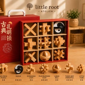 Può includere: Un set di scatole rosse di puzzle in legno con manico bianco e la scritta "little root ATELIER". Il set comprende una varietà di puzzle in legno, tra cui una croce, un puzzle a sei pezzi e un puzzle a forma di palla. I puzzle sono esposti in una mensola di legno.