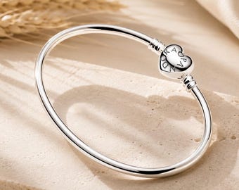 Pulseira rígida com fecho de coração estilo Pandora, pulseira minimalista em prata de lei com pingentes, joia elegante e versátil para presentear.
