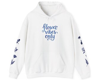 Sudadera con capucha Blue Flower Vibes Only / Estampado floral en la manga, texto escrito a mano