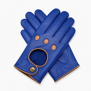 Op de afbeelding: Een paar blauwe leren rijhandschoenen met bruine accenten. De handschoenen hebben een klassiek ontwerp met een grote opening op de achterkant van de hand en kleine perforaties. Gemaakt van hoogwaardig leer.
