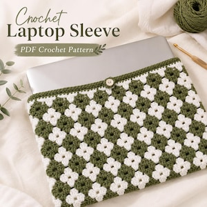 Puede incluir: Una funda de ganchillo para portátil con un patrón de tablero de ajedrez en cuadrados de color verde oliva y blanco. La funda tiene un cierre de botón de madera en el centro. El texto en la imagen dice: Crochet Laptop Sleeve PDF Crochet Pattern.