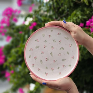 Handgemaakt keramisch kersenbord, servies met reliëfstructuur van bessen, plateau van cottagecore-aardewerk