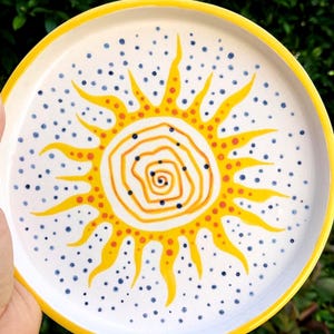 Plato de cerámica pintado a mano con diseño de sol, plato de cerámica celestial, decoración de pared estilo boho, diseño de rayos de sol amarillos (17 cm)