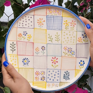 Handgjord keramisk tallrik i patchwork, upphöjd blommig hängande porslin, texturerad keramik serveringsfat