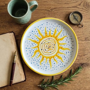 Plato de cerámica pintado a mano con diseño de sol, plato de cerámica celestial, decoración de pared estilo boho, diseño de rayos de sol amarillos (17 cm)