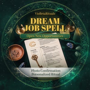 Pode incluir: Um documento intitulado Dream Job Spell com o texto Open New Opportunities e Photo Confirmation Personalized Ritual. Inclui um currículo, uma chave antiga dourada, uma tigela de madeira com símbolo lunar, velas verdes e pedras polidas.