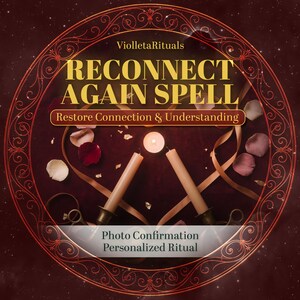 Op de afbeelding: Een cirkelvormige afbeelding met de tekst ViolletaRituals, RECONNECT AGAIN SPELL en Restore Connection & Understanding. Twee beige kaarsen, een klein lichtje, verspreide rozenblaadjes en linten liggen op een donkerrood oppervlak.