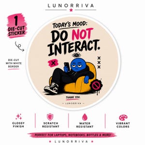 Könnte beinhalten: Ein runder, gestanzter Aufkleber mit weißem Rand, der eine blaue Figur in einem gelben Sessel zeigt, die auf ein Smartphone schaut. Der Text lautet: Today's mood: DO NOT INTERACT. THANK YOU. LUNORRIVA. Das Design enthält Schwarz, Gelb und Blau.