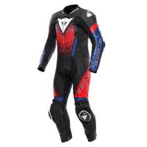 Puede incluir: Traje de carreras de motociclismo negro y rojo con detalles azules. El traje presenta un logotipo blanco en el pecho y protectores de rodillas. Cuenta con una cremallera completa y acolchado protector en hombros, codos y rodillas.