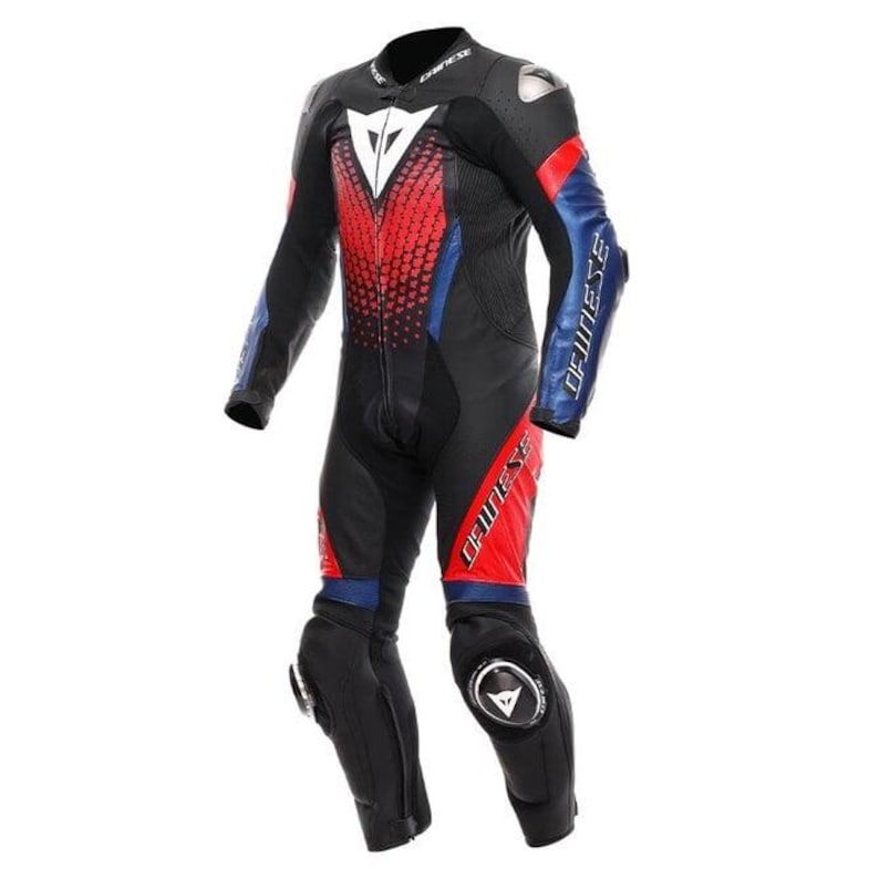Puede incluir: Traje de carreras de motociclismo negro y rojo con detalles azules. El traje presenta un logotipo blanco en el pecho y protectores de rodillas. Cuenta con una cremallera completa y acolchado protector en hombros, codos y rodillas.