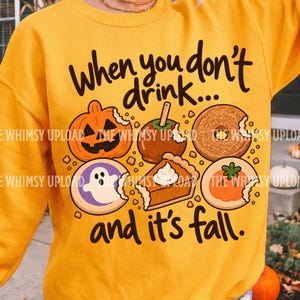 Peut inclure: Un sweat-shirt jaune moutarde à col rond avec le texte noir "When you don't drink... and it's fall." Le motif comprend des illustrations d'une citrouille d'Halloween, d'une pomme d'amour, d'un beignet, d'un biscuit fantôme, d'une tarte et d'une citrouille.