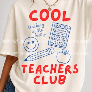 Puede incluir: Una camiseta color hueso con texto rojo que dice COOL TEACHERS CLUB. El gráfico incluye ilustraciones azules de un cuaderno de composición, un lápiz, una manzana, una cara sonriente con ojos de estrella y el texto teaching is the best.