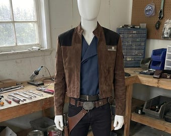 Disfraz de Han Solo inspirado en Star Wars con cinturón de hombrera y atuendo de Halloween.